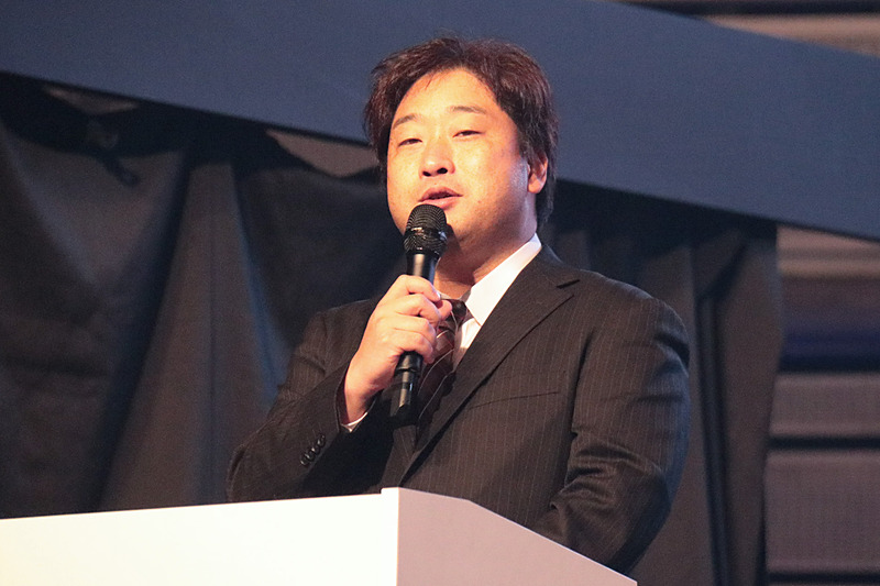 記者発表会の司会進行は、鈴鹿サーキット レーシングアナウンサーの辻野ヒロシ氏