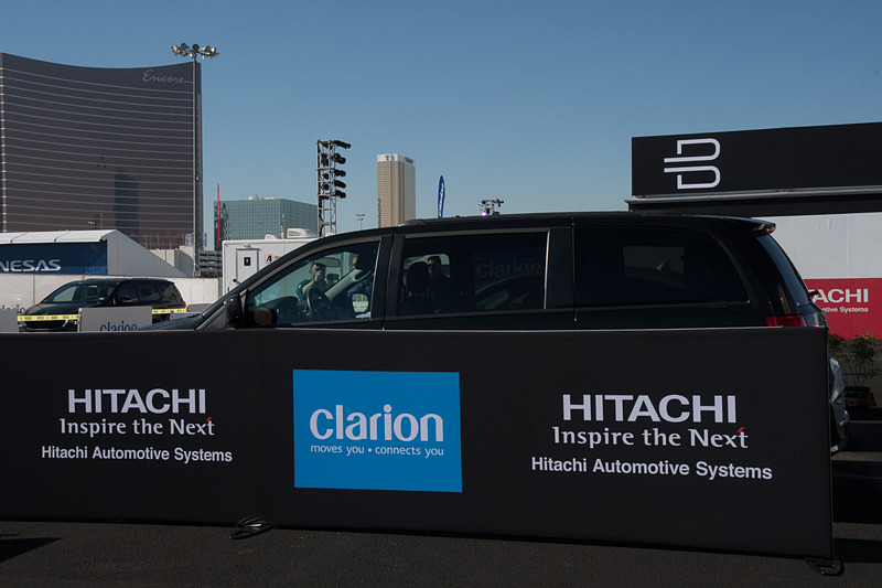 パーク・バイ・メモリー、出庫時の様子。スマートフォンでコントロールしている。雨の写真ではさみしいので、後日撮影しに行った