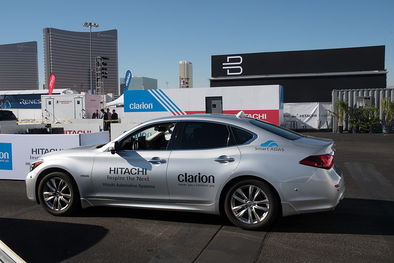 パーク・バイ・メモリー、出庫時の様子。スマートフォンでコントロールしている。雨の写真ではさみしいので、後日撮影しに行った