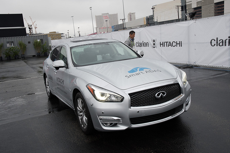 パーク・バイ・メモリー搭載車。デモ当日はラスベガスでも珍しく雨。当たり前の話だが、クルマの自動運転デモは雨でも普通に動作していた