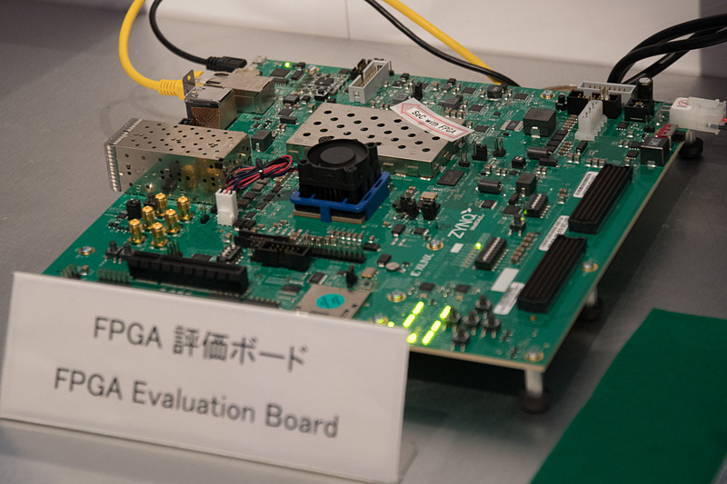 こちらは評価ボード。アクティブファンの下がXilinxのFPGA「ZU9EG」