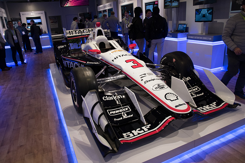 日立オートモティブシステムズのブースに展示してあったインディカー。佐藤琢磨選手と2017年のインディ500を争ったエリオ・カストロネベス選手仕様のもの