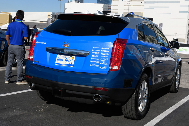 ADASデモ車のリアまわり。多数のソフトウェア・ハードウェア会社のロゴが刻まれている。これらの知見を活かせるのがR-Car H3のメリット