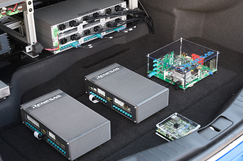 自動運転デモ車であるリンカーンのトランク。グレーのボックスがR-Car H3を2基搭載するHADソリューションキット。よく見ると、別途R-Car H3の評価ボードが搭載されており、なんらかのアップデートがあったのかもしれない。こちらは未試乗のため、詳細分からず