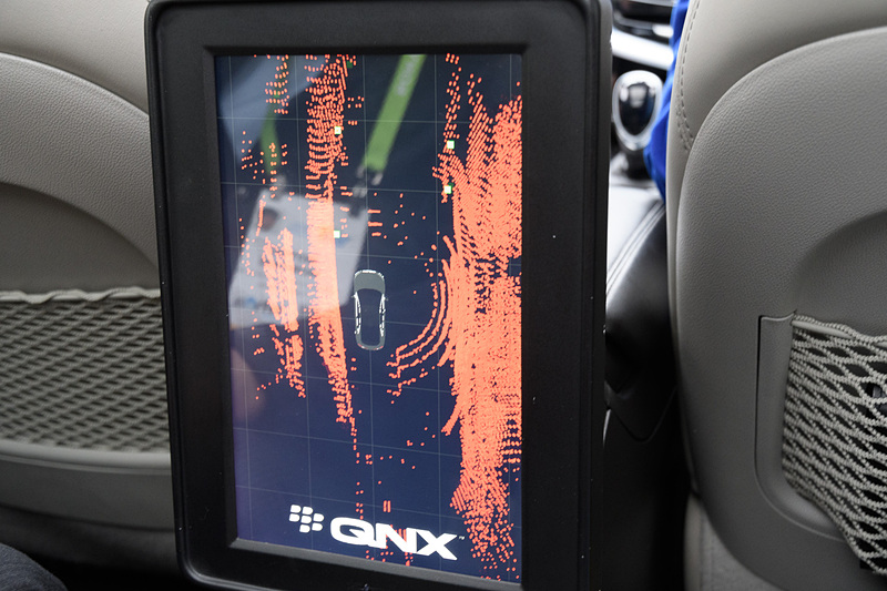 ADASデモ車でラスベガス市内を走行中の際の認識画面。LiDARとレーダーからの情報をフュージョン（融合）。赤い点（線に見えるが点の集合）がLiDARで、上部の■の表示がレーダー。R-Car H3上でQNXを走らせ、そこにデバイスとしてセンサーを接続し、ソフトウェア開発を容易にしている