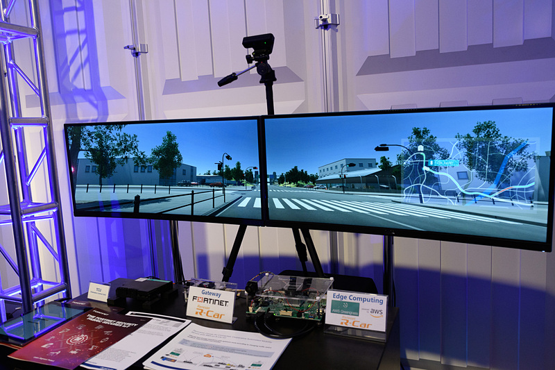 こちらがメインとなる後続車のスクリーン表示。R-Car H3のグラフィックス能力が高いことが分かる