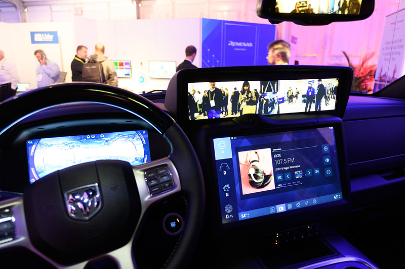 R-Car H3を使ったコックピット提案。ピックアップトラックをベースにしており、各所に液晶モニタが配置されている