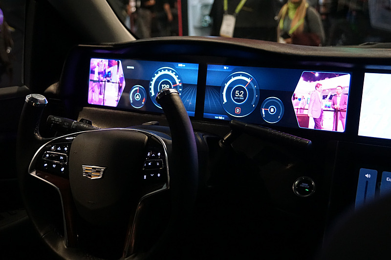 ドライバー席の2つのモニタにはドアミラーの情報が表示される