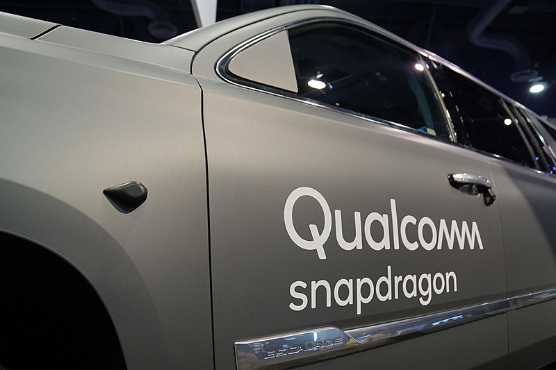 デモ車両には複数のカメラを設置。会場には実際の信号機を設置して信号の表示を読み取るデモも行なわれた