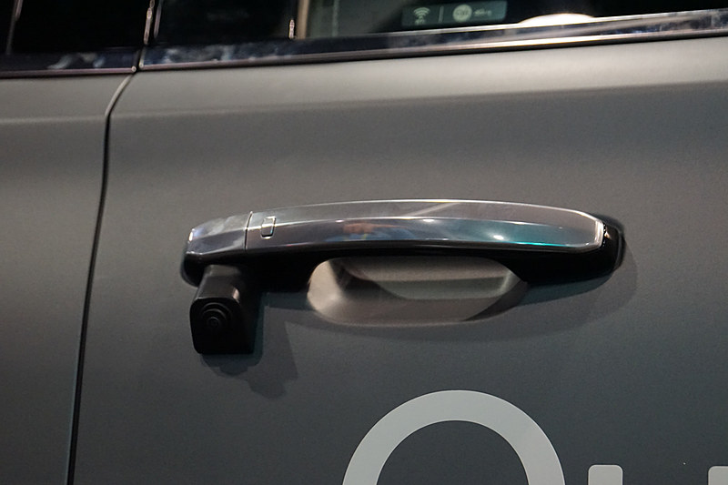 デモ車両には複数のカメラを設置。会場には実際の信号機を設置して信号の表示を読み取るデモも行なわれた