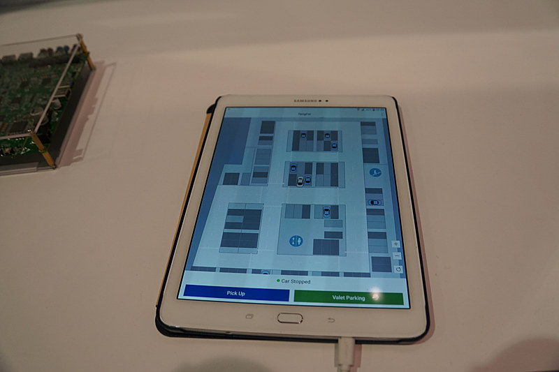 同ブースでは「Snapdragon 820A」を搭載した車両がタブレット操作で目的の場所に自動駐車する「バレーパーキングシステム」など、Snapdragon 820Aで実現する機能のプレゼンテーションが行なわれた