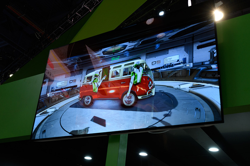 I.D.BUZZにNVIDIA DRIVE IXが搭載されることが発表されたが、会場はワーゲンバスと、そのVR映像を楽しめるHolodeck体験コーナーを用意
