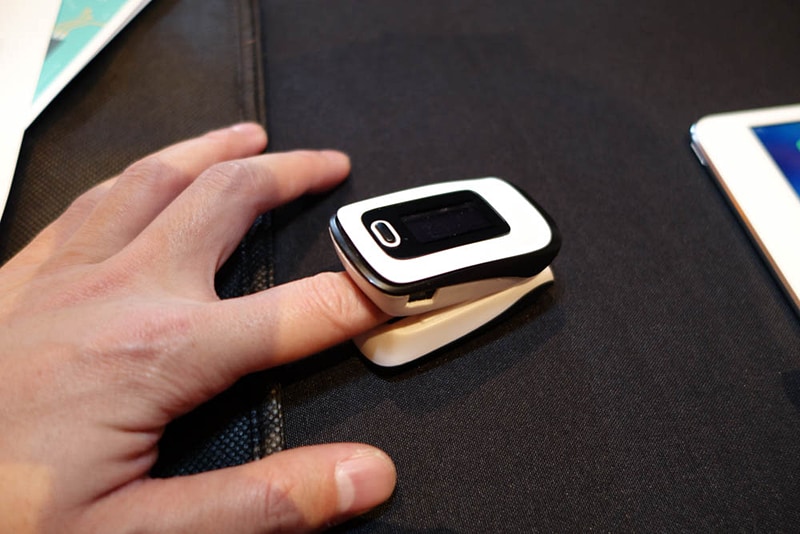 ロームが「CES 2018」で展示した血圧センサ。これはモックアップだが、このサイズにバッテリーまで実装できるという