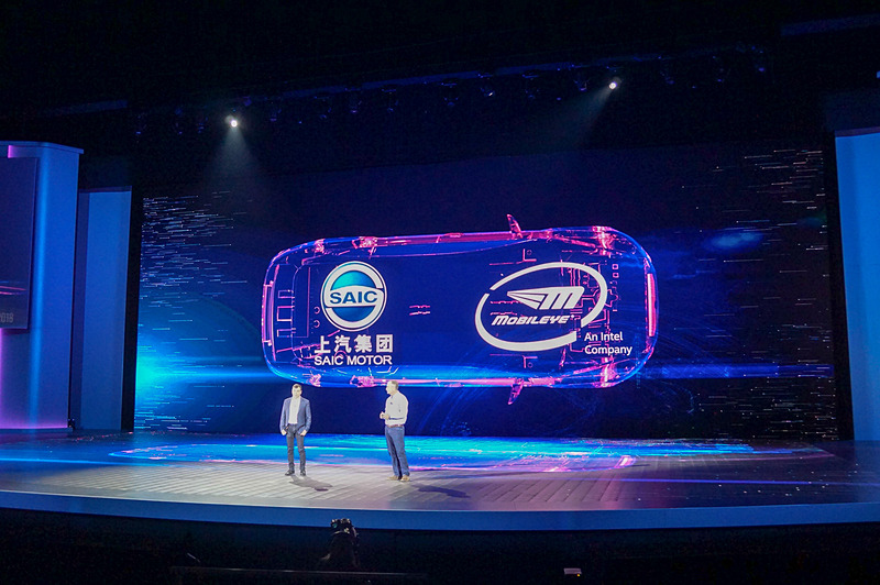 1月8日（現地時間）に行なわれたIntel CEO ブライアン・クルザニッチ氏の基調講演では中国の自動車メーカーSAICとの提携が発表された