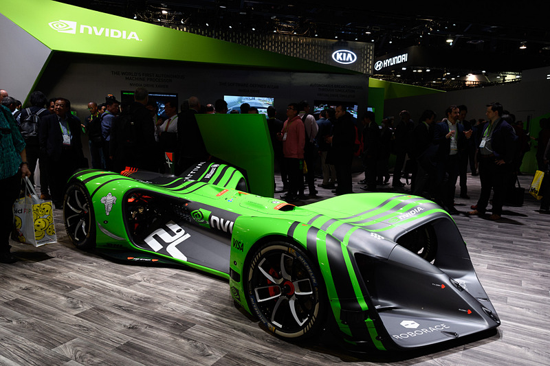 NVIDIAブースの中央に飾られたロボカー。2016年4月の発表時はCGイラストだったが、すでにサーキットを走り始めている。未完成のクルマだが、その開発スピードには驚く