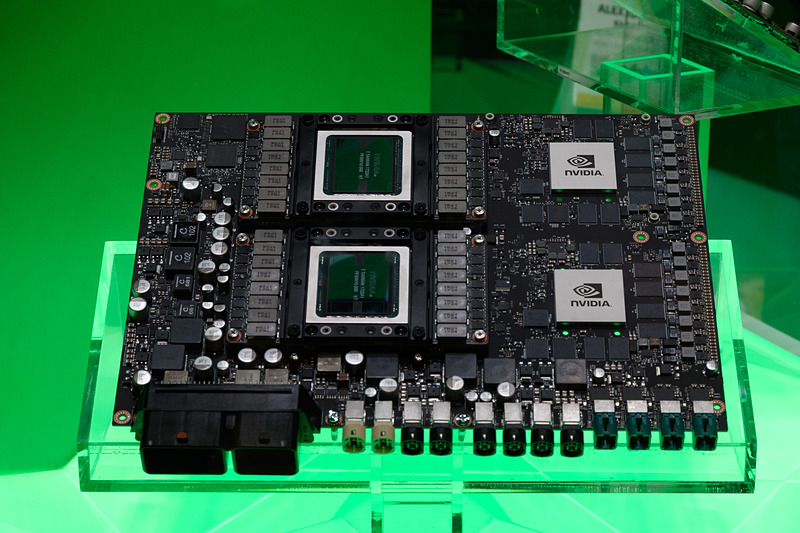 AI推論性能320 TOPSの「DRIVE Pegasus」。次期GPUを搭載するレベル5自動運転、つまり無人運転車向けのモジュール。これをロボカーが夏に搭載する