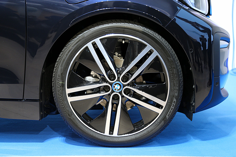 エクステリアでは横長のLEDターンインジケーター、新しいデザインのフロント＆リアバンパーを採用し、LEDヘッドライトを全モデルに標準装備。サイド部ではシルバーの加飾がフロントのピラーからルーフにかけて配置される