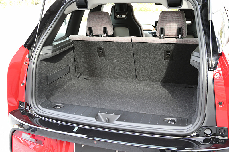 同じくLODGEのレンジエクステンダー装着車。なお、2017年のフランクフルトモーターショーではi3の新エディションとして<a href="https://car.watch.impress.co.jp/docs/event_repo/2017frankfurt/1080529.html">モーターのパワー＆トルクが引き上げられた「i3s」</A>がデビューしているが、今回日本に導入されたのはi3sではない