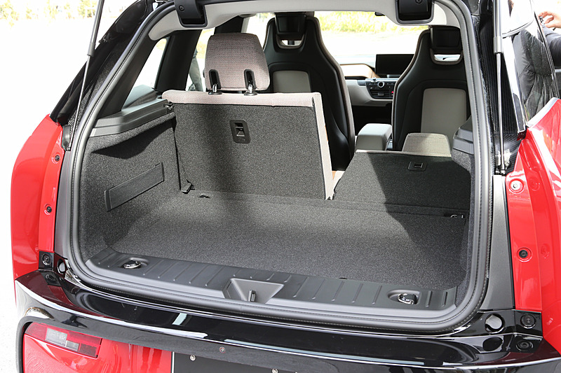 同じくLODGEのレンジエクステンダー装着車。なお、2017年のフランクフルトモーターショーではi3の新エディションとして<a href="https://car.watch.impress.co.jp/docs/event_repo/2017frankfurt/1080529.html">モーターのパワー＆トルクが引き上げられた「i3s」</A>がデビューしているが、今回日本に導入されたのはi3sではない