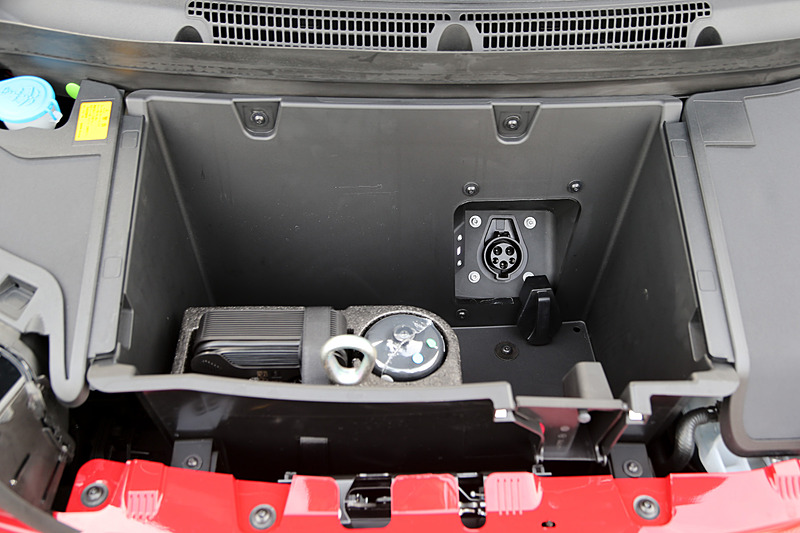 フロントフード下に普通充電用のリッドを設置