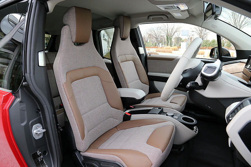 同じくLODGEのレンジエクステンダー装着車。なお、2017年のフランクフルトモーターショーではi3の新エディションとして<a href="https://car.watch.impress.co.jp/docs/event_repo/2017frankfurt/1080529.html">モーターのパワー＆トルクが引き上げられた「i3s」</A>がデビューしているが、今回日本に導入されたのはi3sではない