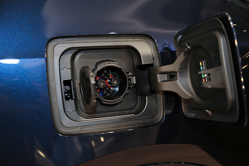 右のリアフェンダーに設置される急速充電用のリッド。日本仕様ではCHAdeMO（チャデモ）方式の急速充電に対応し、約45分で80％まで充電できる