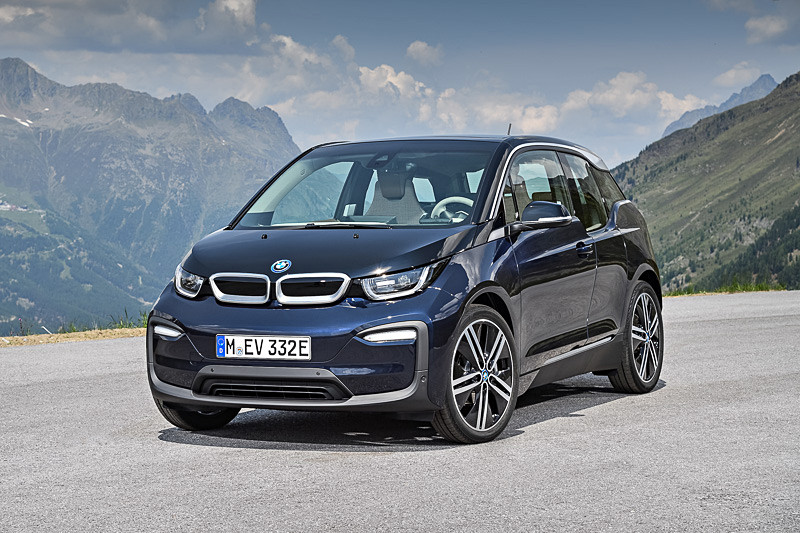 フロント/リアバンパーをワイドな印象を与えるデザインに変更し、LEDヘッドライトを全モデルに標準装備