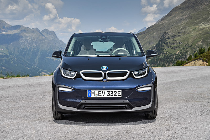 フロント/リアバンパーをワイドな印象を与えるデザインに変更し、LEDヘッドライトを全モデルに標準装備