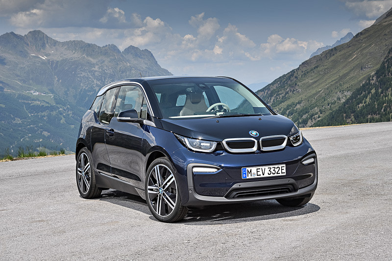 フロント/リアバンパーをワイドな印象を与えるデザインに変更し、LEDヘッドライトを全モデルに標準装備