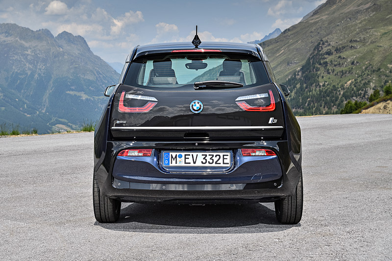 フロント/リアバンパーをワイドな印象を与えるデザインに変更し、LEDヘッドライトを全モデルに標準装備