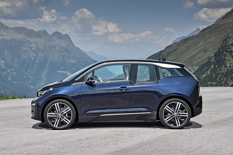 ボディサイドには、フロントのピラーからルーフに沿って滑らかな曲線を描くシルバーの加飾を配置