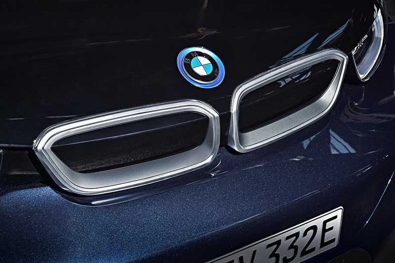 横長のLEDターン・インジケーターを採用するとともに、マット・クローム加飾を追加