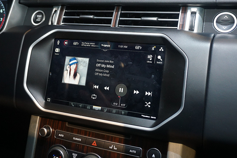 QNX OSの機能として、音楽再生やマイクによる後席との会話、Webブラウザーなどさまざまな機能が用意されている