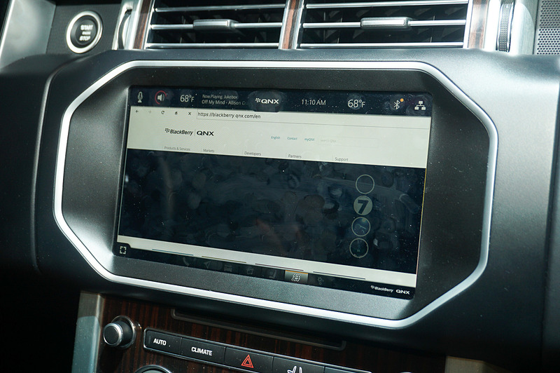 QNX OSの機能として、音楽再生やマイクによる後席との会話、Webブラウザーなどさまざまな機能が用意されている