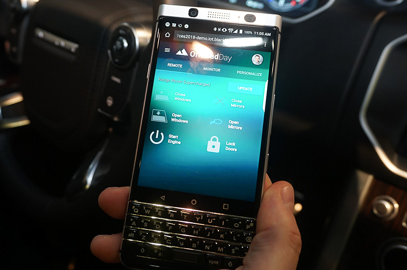 スマートフォンからのリモート機能として、ドアミラーの開閉やエンジンスタートなどが利用できる