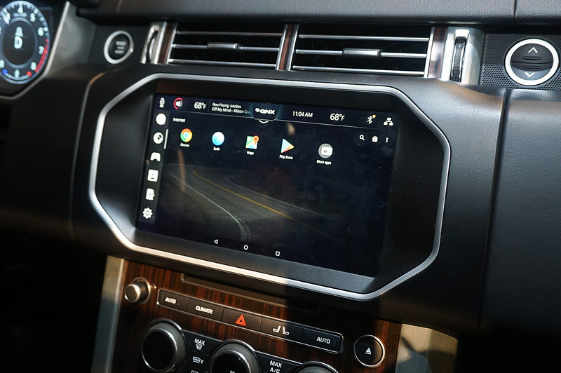 ハイパーバイザー上で動いているAndroid。Google Playストア経由でアプリも追加できるようになっている。どのように実装するかは自動車メーカー次第だが、そうした実装も可能であると示している。Google MapsやChromeブラウザなどが動いていた