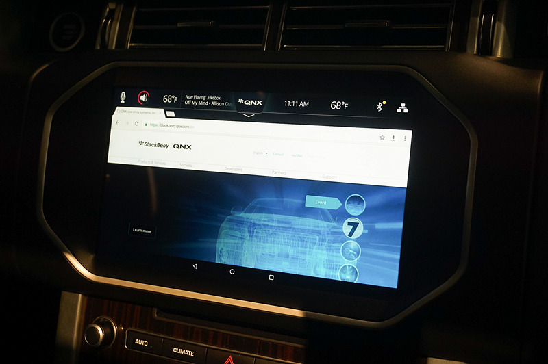 ハイパーバイザー上で動いているAndroid。Google Playストア経由でアプリも追加できるようになっている。どのように実装するかは自動車メーカー次第だが、そうした実装も可能であると示している。Google MapsやChromeブラウザなどが動いていた