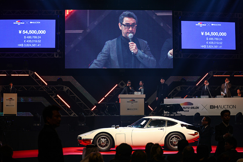 オークションの進行はクリス・ペプラー氏が担当