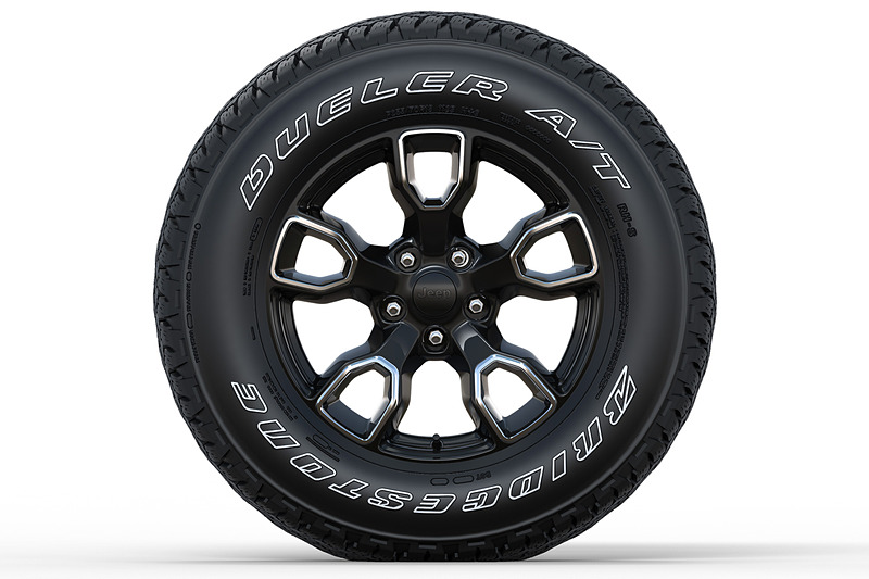 グロスブラックカラーの18インチアルミホイールに255/70 R18タイヤを装着