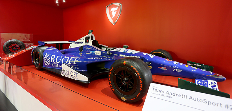 2017年インディ 500を制覇した佐藤琢磨選手カラーのインディカー（モックアップ）が、JRPA写真展「COMPETITION」にあわせて展示される