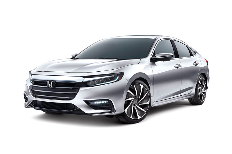 初代は3ドアハッチバック、2代目は5ドアハッチバックを採用していたが、3代目では5人乗りセダンのボディが与えられた