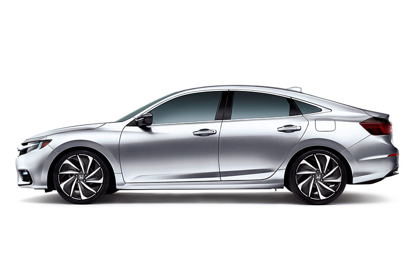 初代は3ドアハッチバック、2代目は5ドアハッチバックを採用していたが、3代目では5人乗りセダンのボディが与えられた