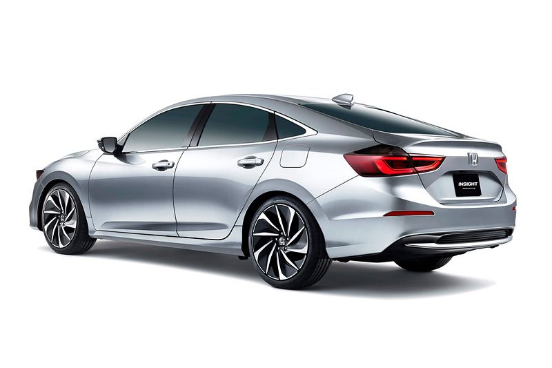 初代は3ドアハッチバック、2代目は5ドアハッチバックを採用していたが、3代目では5人乗りセダンのボディが与えられた