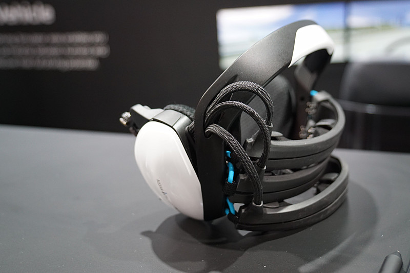 耳の部分や頭部に電極が仕込まれているヘッドセット