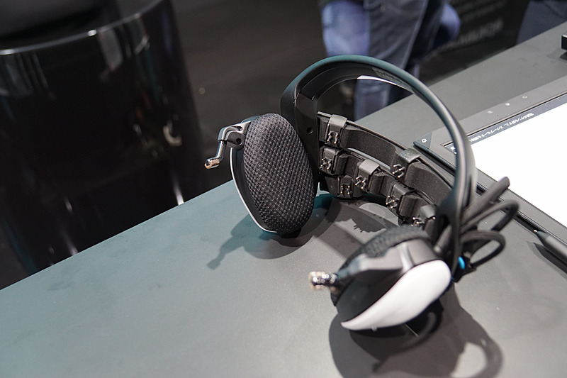 耳の部分や頭部に電極が仕込まれているヘッドセット