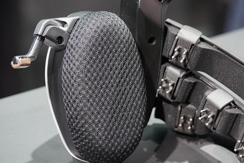 耳の部分や頭部に電極が仕込まれているヘッドセット