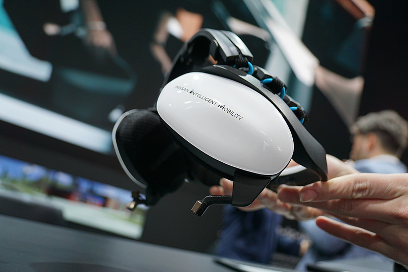 耳の部分や頭部に電極が仕込まれているヘッドセット