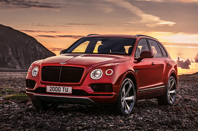 ベンテイガ V8。ボディサイズ5140×1998×1742mm（全長×全幅×全高）、ホイールベース2995mm。車両重量は2395kg（数値はすべて本国計測値）