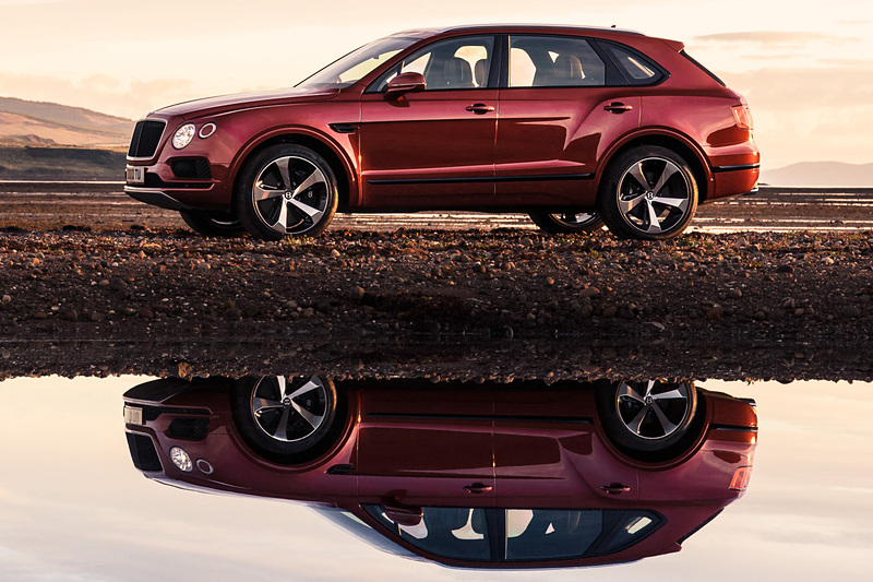 ベンテイガ V8。ボディサイズ5140×1998×1742mm（全長×全幅×全高）、ホイールベース2995mm。車両重量は2395kg（数値はすべて本国計測値）