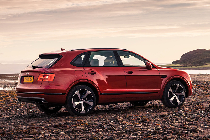 ベンテイガ V8。ボディサイズ5140×1998×1742mm（全長×全幅×全高）、ホイールベース2995mm。車両重量は2395kg（数値はすべて本国計測値）